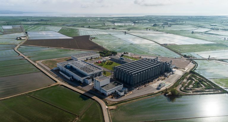 Fábrica de arroz de la empresa Nomen, rodeada por arrozales en el delta del Ebro.
