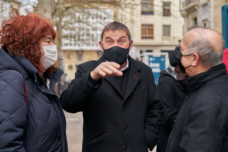 El coordinador general de EH Bildu, Arnaldo Otegi, participa en un acto político con motivo de la inauguración en Vitoria de una exposición itinerante con motivo del décimo aniversario de su coalición.