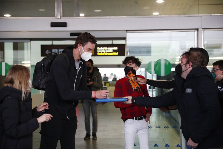 Pau Gasol firma un autógrafo a su llegada a Barcelona.