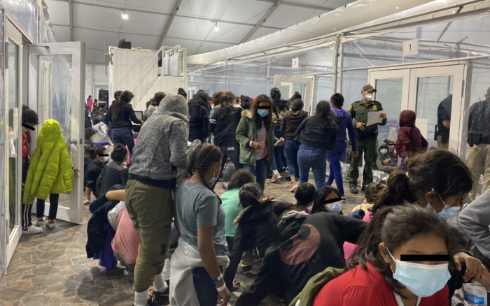 Reportan hacinamiento de migrantes en instalaciones fronterizas de Texas | Fotos