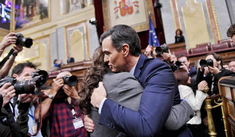 Pedro Sánchez abraza a Pablo Iglesias tras ser investido presidente del Gobierno.