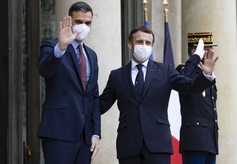Sánchez y Macron, en la última cita que mantuvieron, el 14 de diciembre en París. El presidente español tuvo que mantener una cuarentena después porque el francés dio positivo en covid.