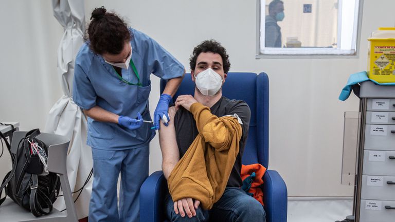 Un hombre recibe la vacuna contra la covid-19 en el Hospital de campaña de La Fe, en Valencia, el 156 de marzo.