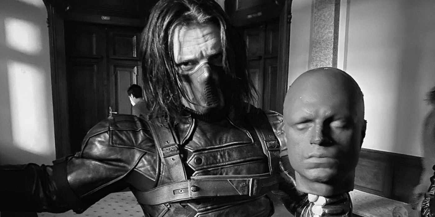 Sebastian Stan con su cabeza de reparto en la imagen de Falcon & Winter Soldier
