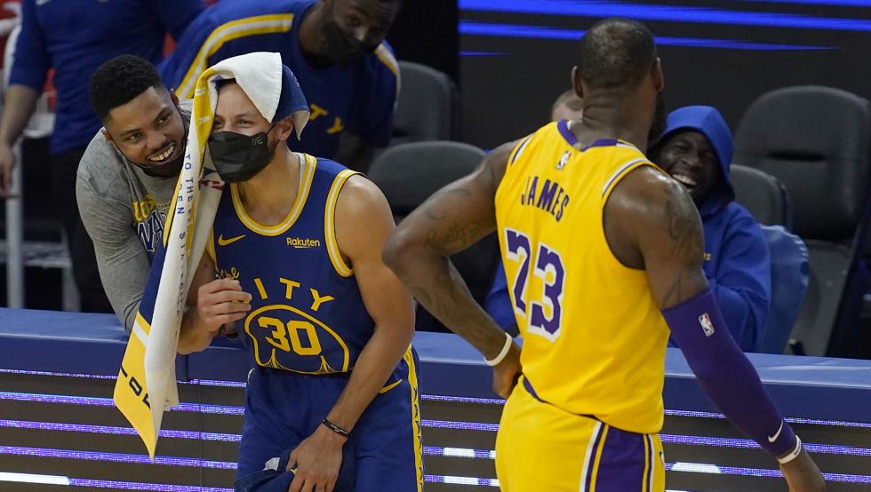 LeBron James y Stephen Curry se lo pasaron en grande en el duelo entre los Lakers y los Warriors