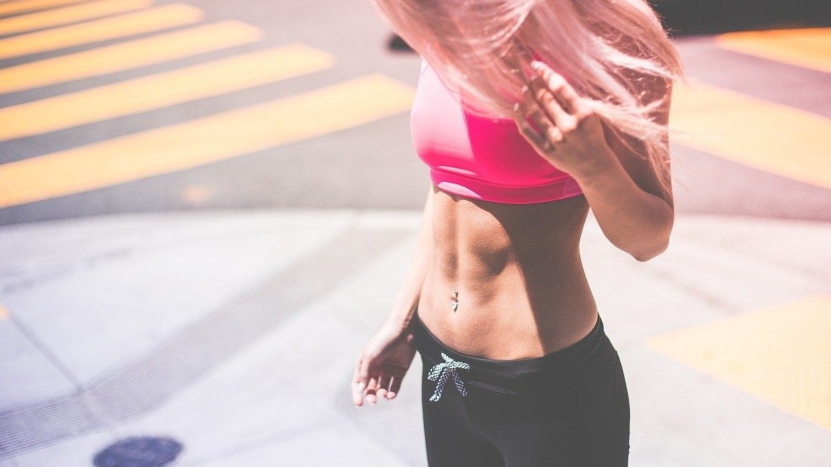 Si quieres quemar más calorías al caminar, apunta estos trucos