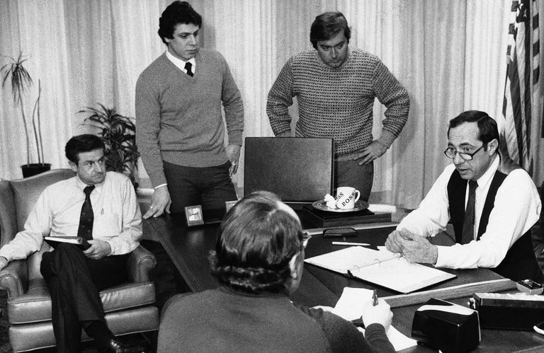 Andrew Cuomo (de pie, izquierda) asiste a una reunión de su padre, Mario Cuomo, entonces gobernador de Nueva York, en 1978.