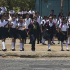 AME4154. MANAGUA (NICARAGUA), 20/04/2020.- Estudiantes salen de su colegio luego de terminar la jornada este lunes, en Managua (Nicaragua). Las clases en las escuelas públicas, en la modalidad de primaria y secundaria, así como en las universidades estatales, se reanudaron este lunes después de las largas vacaciones por la Semana Santa, y en medio de la pandemia del coronavirus que se ha cobrado la vida de dos personas en el país. EFE/ Jorge Torres