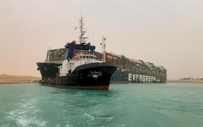 Un gigantesco buque se atasca en el Canal de Suez; se paraliza el comercio marítimo de la zona | Video