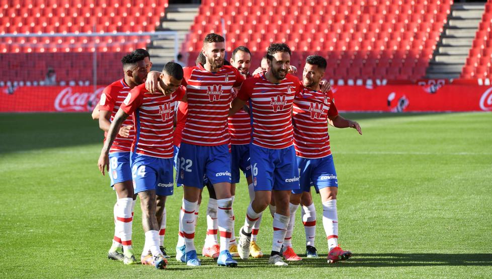 Un gol afortunado revitaliza al Granada y frena a la Real