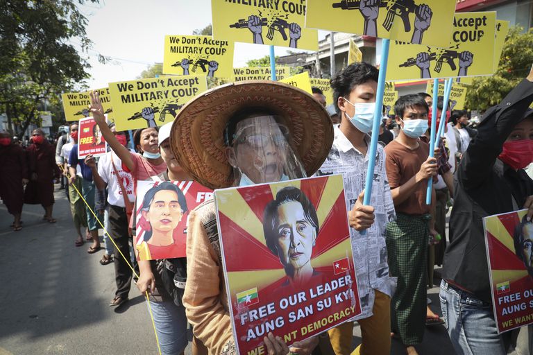 Manifestantes protestan contra la junta militar con imágenes de la líder birmana Aung San Suu Kyi, este lunes en Mandalay.