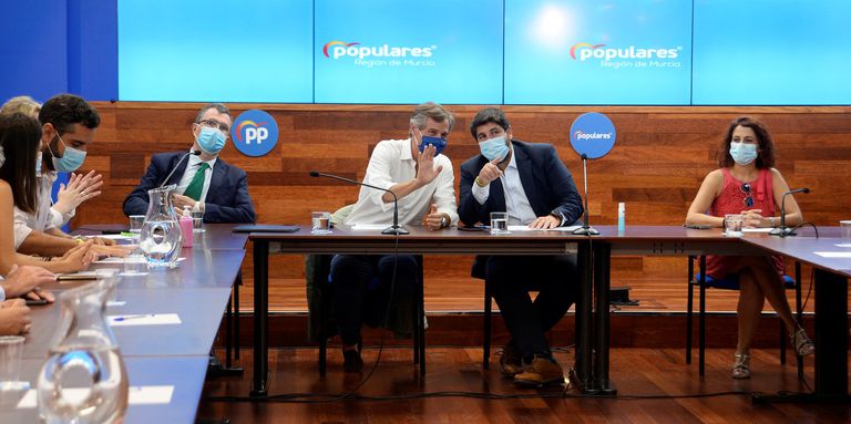 El alcalde de Murcia, José Ballesta, al fondo y a la izquierda, y el presidente regional Fernando López Miras, a la derecha, en una reunión del PP celebrada el año pasado en la capital murciana.