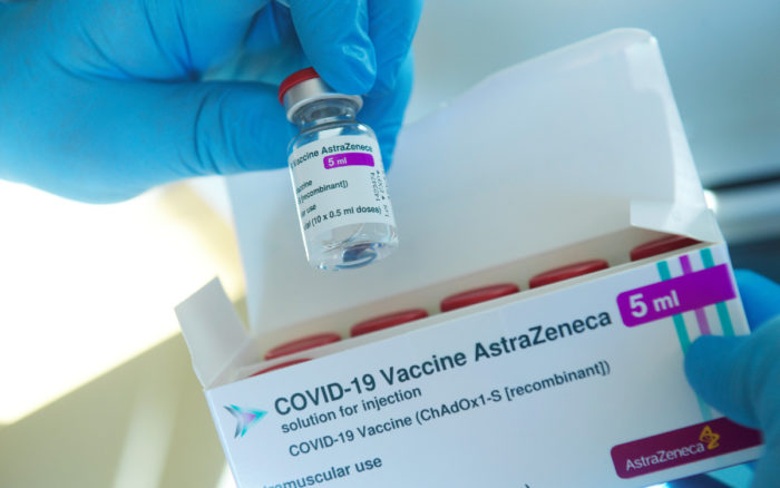 Unión Europea busca acceso a vacunas de AstraZeneca producidas en EU