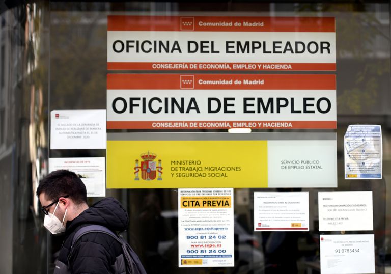 Un hombre pasa por la puerta de una oficina de empleo, en Madrid (España), el pasado diciembre.