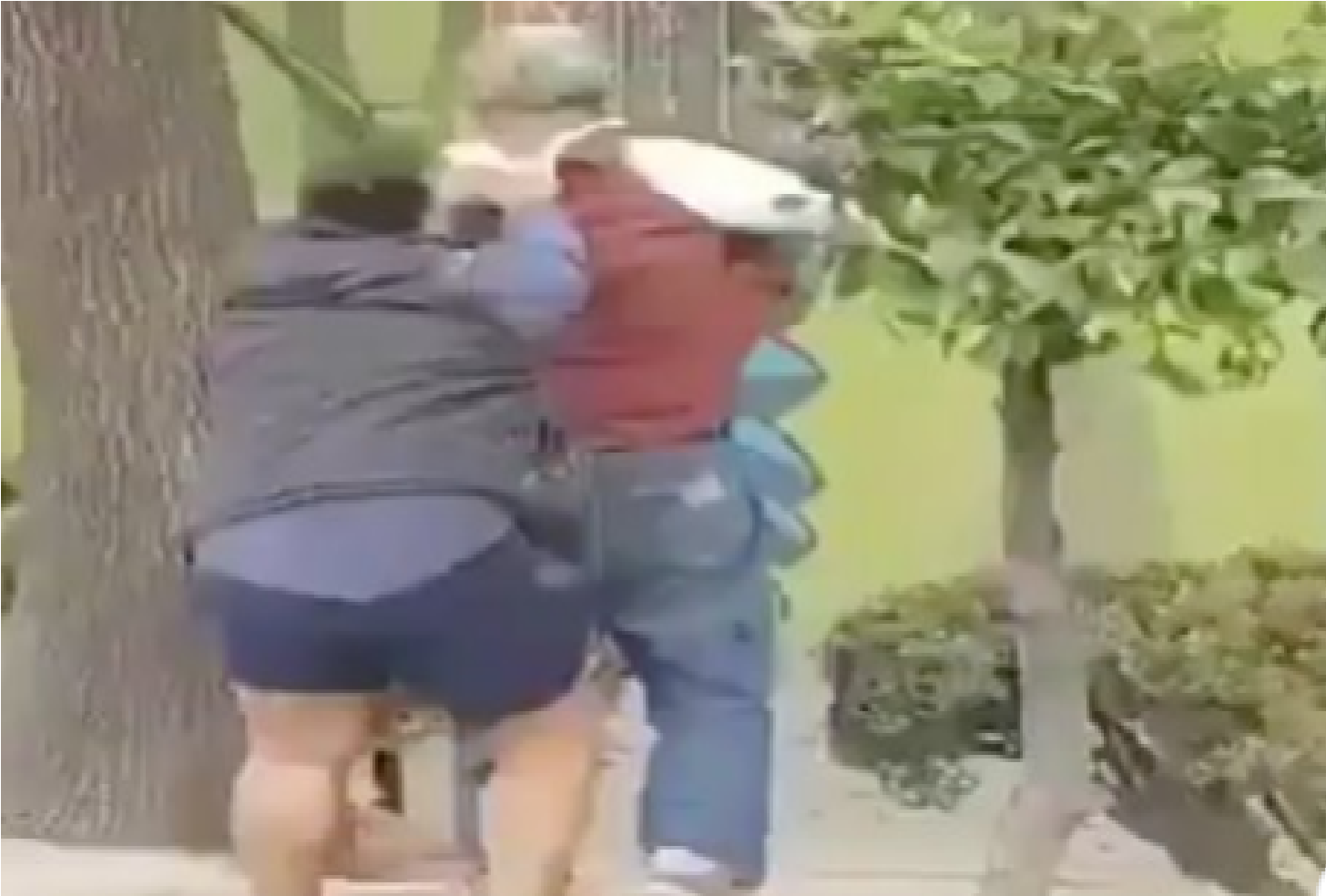 VIDEO INDIGNANTE: Golpea sin piedad a un anciano,  mujer lo pateó en la cabeza, estando en el suelo