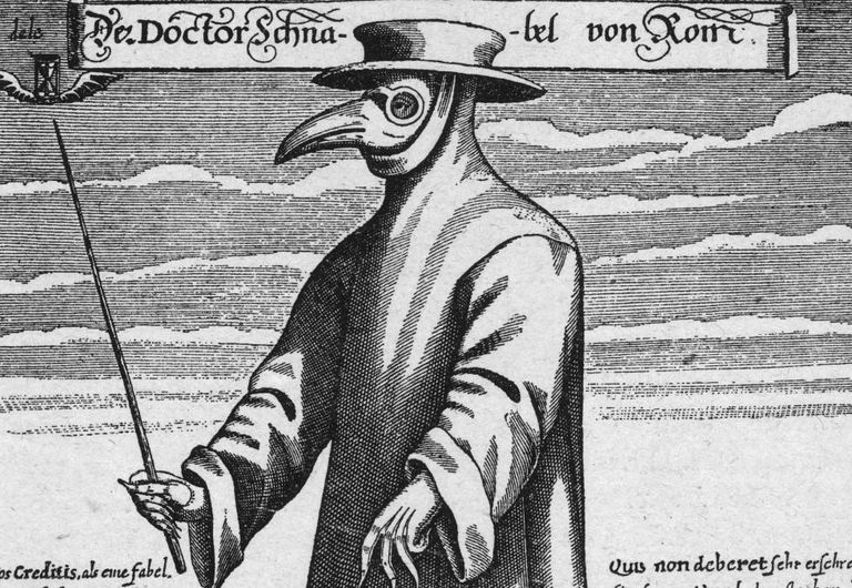 Ilustración de un médico vestido para protegerse de la peste. La máscara con pico sostenía especias para purificar el aire y la vara se utilizaba para evitar tocar a los pacientes (c. 1656)