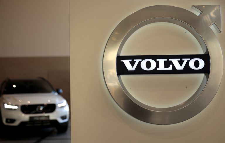 El logo de Volvo, junto a un vehículo de la marca, en una foto de archivo.