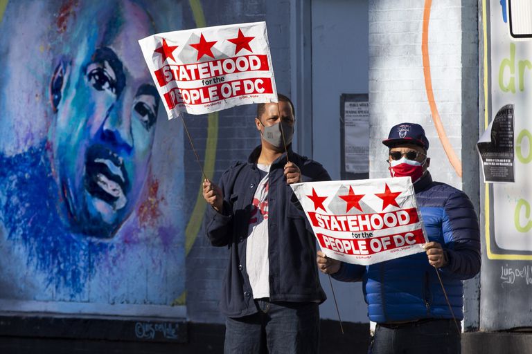 Defensores de que Washington DC se convierta en el Estado 51º de la Unión, delante de un mural de Martin Luther King.