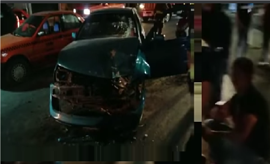 ¡Borrachazo¡ conductor ebrio choca contra taxi en Paseo Central de San Juan del Río, hay heridos