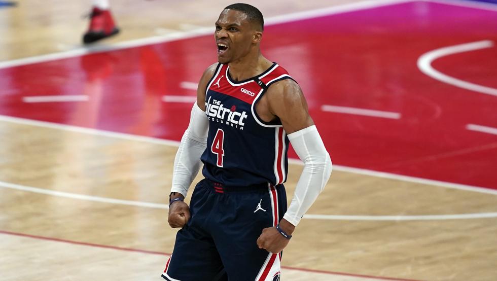 Russell Westbrook celebra una canasta durante su exhibición total en el Wizards-Pacers que representa una gesta inédita en la NBA.