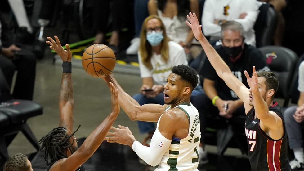 103-120: Milwaukee barre con un triple-doble monumental de Antetokoumpo