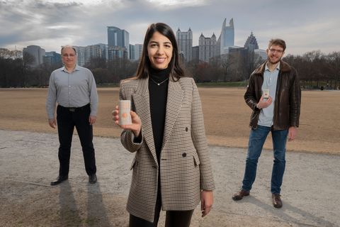 investigadores de georgia tech sostienen su lente rotman rectenna
