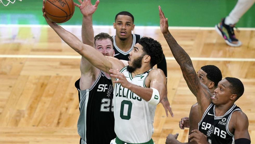 Jayson Tatum ataca la canasta ante la mirada de cuatro defensores de los San Antonio Spurs en la impresionante remontada de los Boston Celtics.