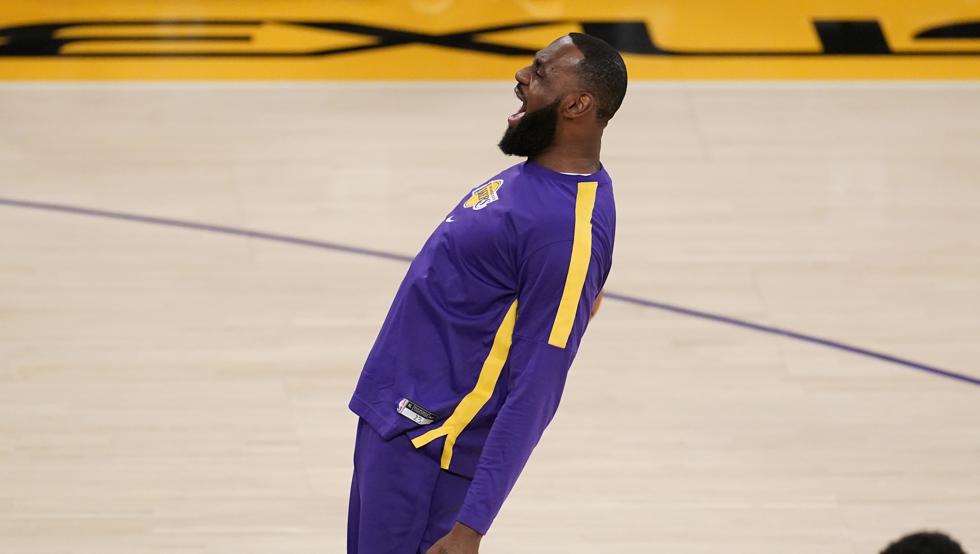 LeBron James ruge durante el calentamiento previo a su retorno con los Lakers en la derrota contra los Kings.