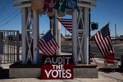 Un letrero que pide se auditen los votos, una imagen típica en la ciudad Phoenix en estos días. 