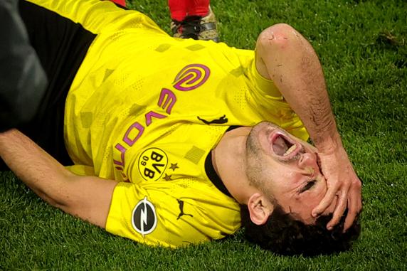 Mateu Morey se retuerce de dolor sobre el césped del Signal Iduna Park