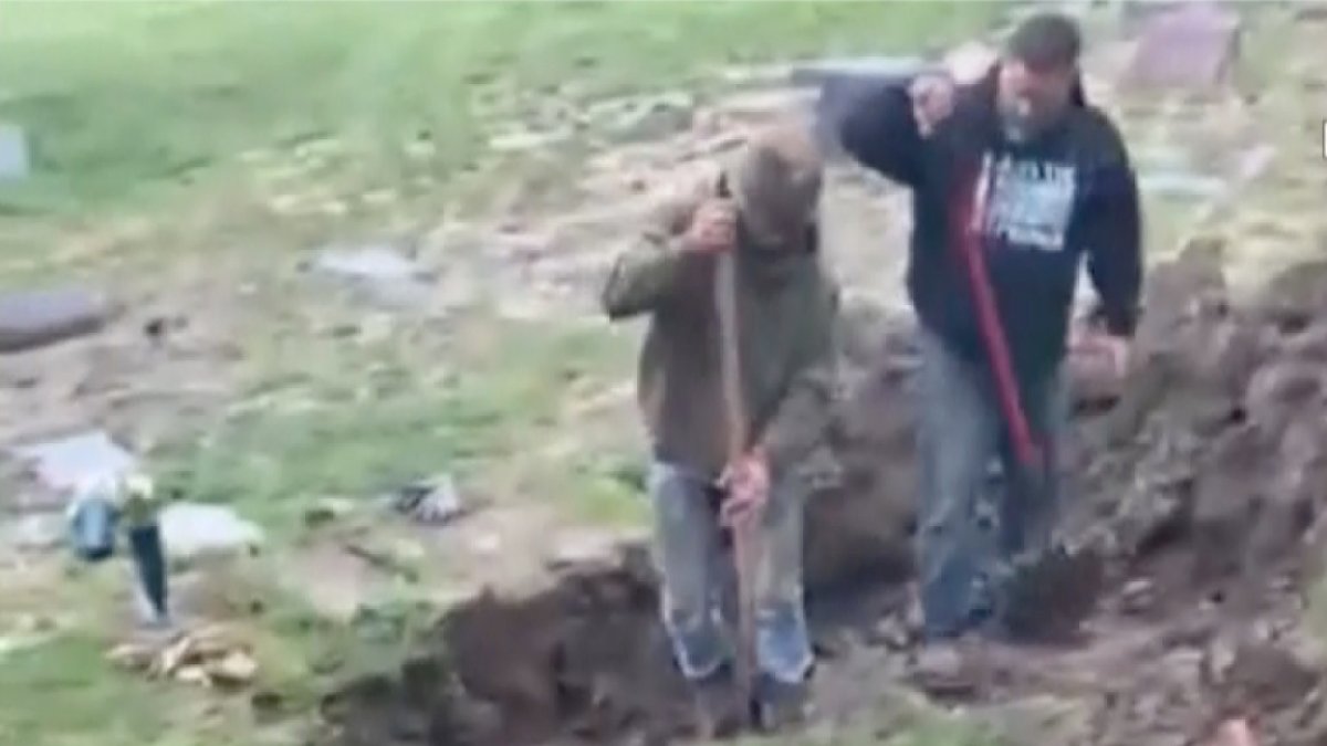 Familia hace macabro hallazgo tras cavar la tumba de un familiar en cementerio