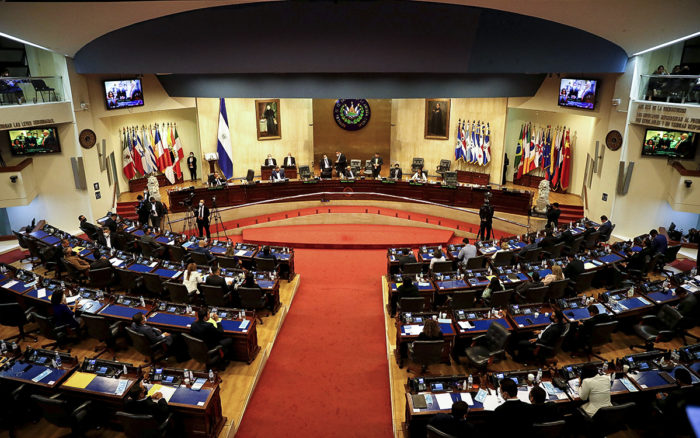 El Salvador: Mayoría de Bukele en Asamblea destituye a jueces del Constitucional y al fiscal general