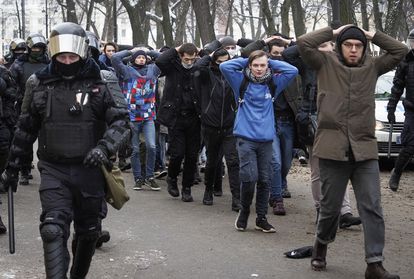 La policía detiene a partidarios de Navalni en una manifestación en apoyo al opositor, el 31 de enero en San Petersburgo. 