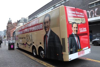 El autobús electoral del Partido Laborista reclama por Glasgow el segundo voto de los electores.