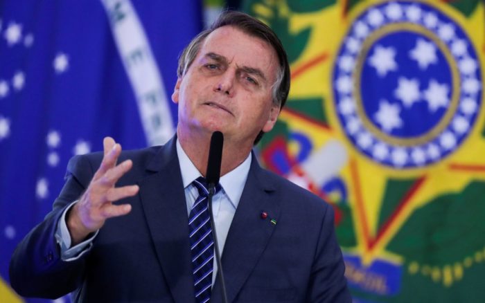 Bolsonaro busca revertir los confinamientos declarados por gobernadores con un decreto