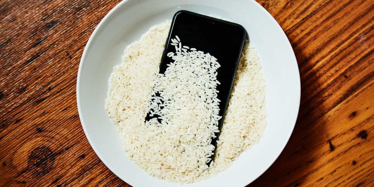 ¿El arroz realmente secará su teléfono inteligente anegado?
