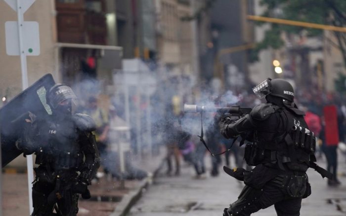 Colombianos marchan en el octavo día de protestas, policía lanza gases lacrimógenos