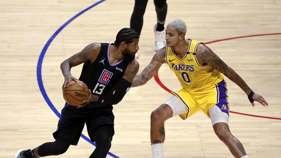 Paul George ataca a Kyle Kuzma durante la victoria de Los Angeles Clippers sobre Los Angeles Lakers en un derbi de contrastes.