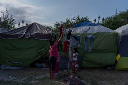 Una familia tiende su ropa en el campamento de migrantes en Reynosa, Tamaulipas