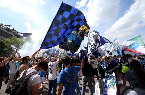 Los seguidores del Inter celebraron el título en los aledaños de San Siro