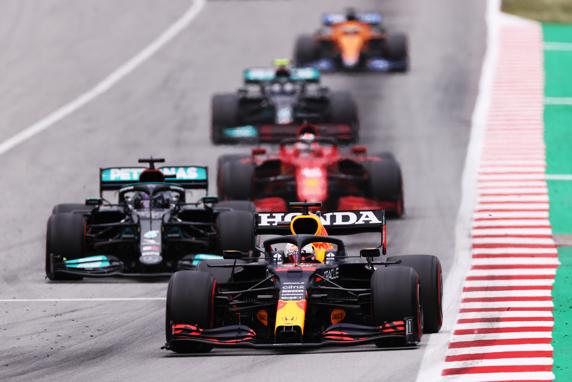 Verstappen, ante Hamilton durante gran parte de la carrera en el GP de España de F1 2021