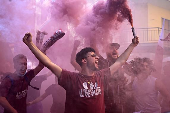 Aficionados de la Salarnitana celebran el ascenso (Photo by Francesco Pecoraro/Getty Images)