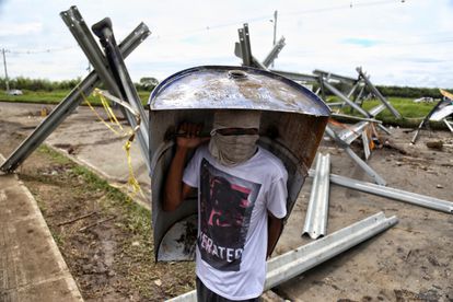 Un hombre participa este en un bloqueo en el sur de Cali (Colombia).