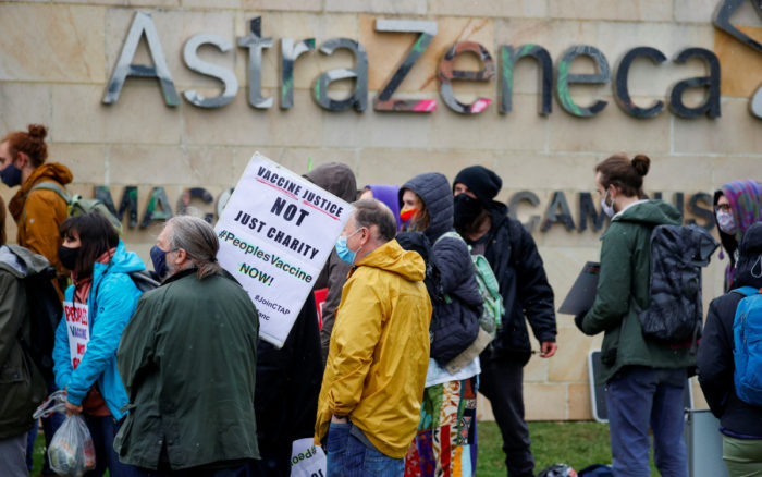 UE reclama a AstraZeneca una indemnización y la entrega de todas las dosis anti-Covid