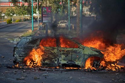 Un coche de policía israelí en llamas, tras una manifestación contra la ofensiva de Israel, este martes en la ciudad de Lod, al sur de Tel Aviv.