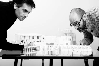 El estudio unparelld'arquitectes es un estudio de arquitectura liderado por Eduard Callís y Guillem Moliner con sede en Olot.