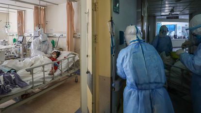 Personal médico en la UCI de un hospital de Wuhan (China), en febrero de 2020.