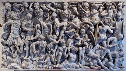 Combate de romanos y bárbaros en el sarcófago Ludovisi, en Roma.
