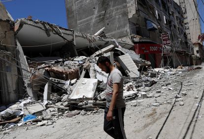 Un hombre camina frente a los restos de un edificio destruido después de ser alcanzado por ataques aéreos israelíes en la ciudad de Gaza, este jueves.