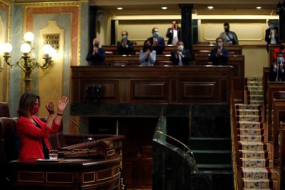 La ministra de Transición Ecológica, Teresa Ribera es aplaudida tras su intervención en el debate de la ley de Cambio Climático en el Congreso este jueves.